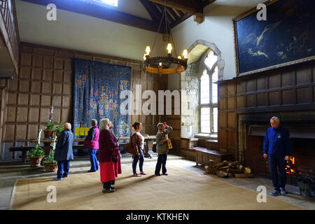 La salle de banquet du Haddon Hall à Bakewell, Derbyshire, Angleterre, est une salle emblématique connue pour sa grandeur et son importance historique. La salle a été préservée comme un élément clé du domaine, mettant en valeur l'architecture médiévale et élisabéthaine. Banque D'Images