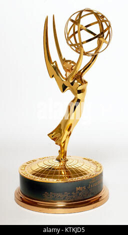 La statuette Emmy est un prix prestigieux décerné chaque année par l’Académie des arts et sciences de la télévision. Il est donné en reconnaissance de l'excellence dans l'industrie de la télévision, symbolisé par une femme ailée tenant un atome. Banque D'Images