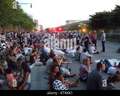 Le spectacle de feux d'artifice de Macy est un événement annuel qui attire des milliers de spectateurs. Cette image capture l'anticipation avant l'exposition, marquant une célébration de l'indépendance américaine. Banque D'Images