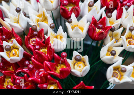 Fleurs en céramique traditionnelle hongroise pour décorer l'intérieur de jardins et de pots de fleurs Banque D'Images