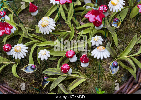 Fleurs en céramique traditionnelle hongroise pour décorer l'intérieur de jardins et de pots de fleurs Banque D'Images