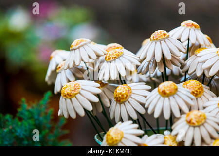 Fleurs en céramique traditionnelle hongroise pour décorer l'intérieur de jardins et de pots de fleurs Banque D'Images