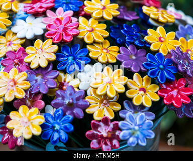 Fleurs en céramique traditionnelle hongroise pour décorer l'intérieur de jardins et de pots de fleurs Banque D'Images