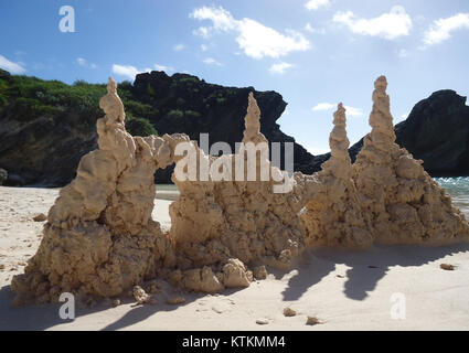 Une photographie d'un château de sable sur les plages des Bermudes, au Royaume-Uni, capture la beauté des paysages côtiers de cette île. L'image met en évidence l'environnement naturel et les activités de plage récréatives. Banque D'Images