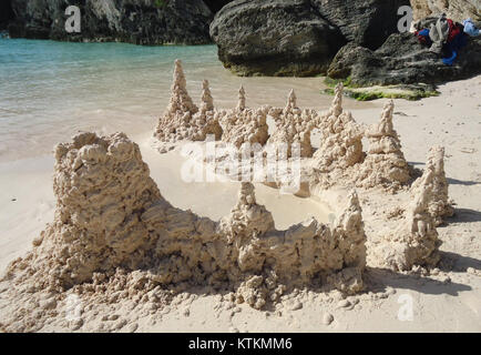 Cette image des Bermudes montre un château de sable, probablement créé dans le cadre d'une activité de plage ou d'une compétition. Les Bermudes sont connues pour leurs belles plages et le tourisme côtier. Banque D'Images