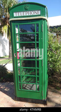 La cabine téléphonique des Bermudes (Royaume-Uni) représentée sur l'image numéro 253 est une cabine téléphonique rouge emblématique, toujours en service aujourd'hui. Il représente un symbole britannique traditionnel, offrant une signification historique et pratique dans le cadre de l'infrastructure de communication de l'île. Banque D'Images