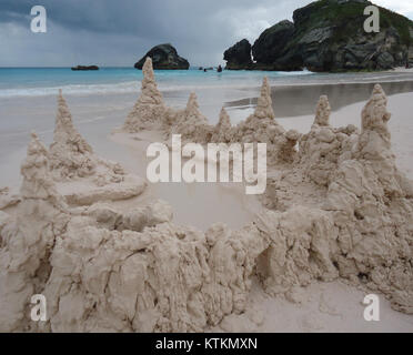 Cette image montre un château de sable aux Bermudes, un territoire britannique d'outre-mer connu pour ses plages pittoresques et sa culture côtière dynamique. Banque D'Images