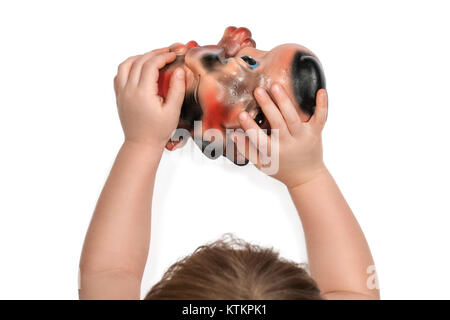 Enfant met ses mains en haut d'une tirelire en forme de chien, isolé sur fond blanc Banque D'Images