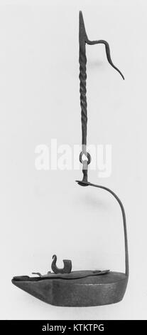 La lampe Betty, un artefact du début de l'ère coloniale américaine, est un dispositif d'éclairage utilisé au cours des XVIIIe et XIXe siècles. Fabriqué en métal, il a fourni une source d'éclairage en brûlant de l'huile ou de la graisse. La lampe fait maintenant partie de la collection du Metropolitan Museum of Art, cataloguée MET 1286. Banque D'Images