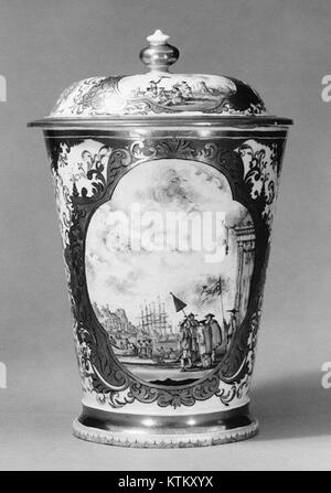 Un bécher couvert de la collection du Metropolitan Museum of Art, présentant son design et sa fonction dans des contextes historiques. Banque D'Images