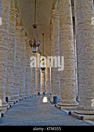 Colonnade du Bernin, la Place Saint Pierre, Rome, Italie. Banque D'Images