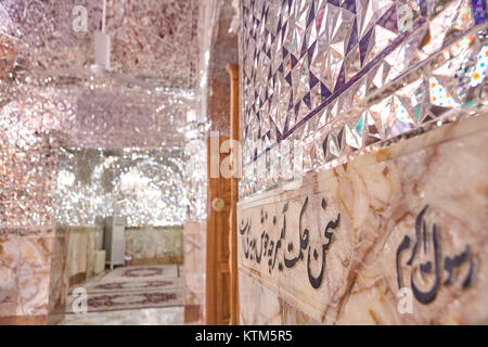 Yazd, Iran - avril 22, 2017 : les murs de la mosquée de miroir, décoré avec des citations du Coran. Banque D'Images