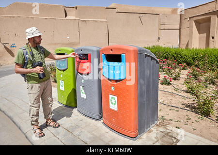 Yazd, Iran - avril 22, 2017 : La couleur utilisée pour les bacs de recyclage wheelie tri des déchets. Banque D'Images