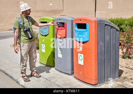 Yazd, Iran - avril 22, 2017 : Meilleur utilisé des conteneurs de recyclage pour le verre, le papier et le plastique. Banque D'Images