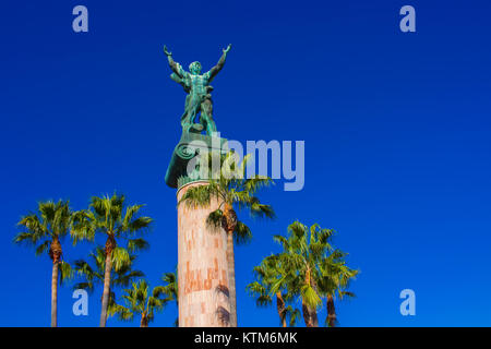 La sculpture. La célèbre sculpture de la ville de Puerto Banus. Marbella, Costa del Sol, Andalousie, espagne. Photo prise - 21 novembre 2017. Banque D'Images