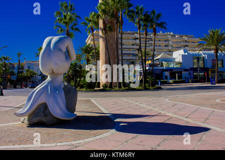 La sculpture. La célèbre sculpture de la ville de Puerto Banus. Marbella, Costa del Sol, Andalousie, espagne. Photo prise - 21 novembre 2017. Banque D'Images