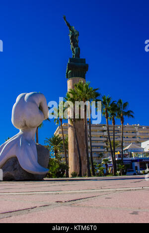 La sculpture. La célèbre sculpture de la ville de Puerto Banus. Marbella, Costa del Sol, Andalousie, espagne. Photo prise - 21 novembre 2017. Banque D'Images