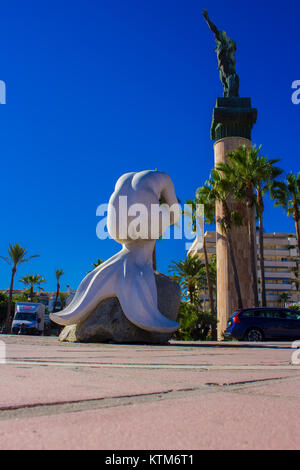 La sculpture. La célèbre sculpture de la ville de Puerto Banus. Marbella, Costa del Sol, Andalousie, espagne. Photo prise - 21 novembre 2017. Banque D'Images