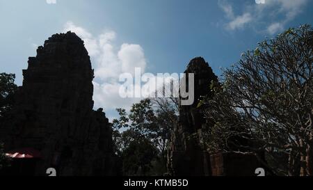 La silhouette du religieux spirituel Phnom Banan Prasat Angkor Angkor Wat Banan ruine Temple ère 11e Century-Built par Jayarvarman VII Battambang Cambodge Banque D'Images