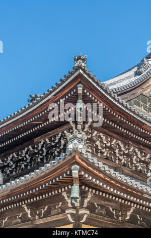 La crête de toit ornements détail de Dharma ou Hall Hall Cérémonie Hatto. Nanzen '' (sud du Zen) inscription en carreaux circulaire. Zuiryusan Nanzenji temple Banque D'Images