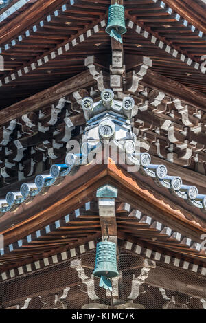 La crête de toit ornements détail de Dharma ou Hall Hall Cérémonie Hatto. Nanzen '' (sud du Zen) inscription en carreaux circulaire. Zuiryusan Nanzenji temple Banque D'Images