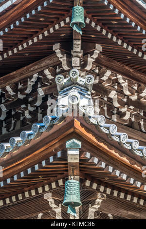 La crête de toit ornements détail de Dharma ou Hall Hall Cérémonie Hatto. Nanzen '' (sud du Zen) inscription en carreaux circulaire. Zuiryusan Nanzenji temple Banque D'Images