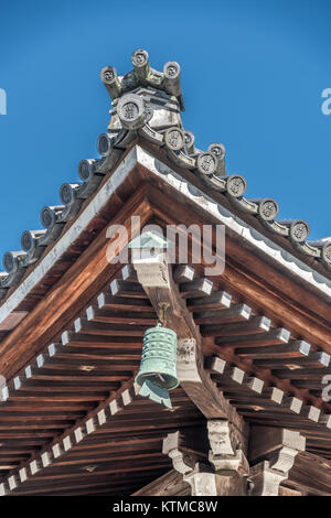 La crête de toit ornements détail de Dharma ou Hall Hall Cérémonie Hatto. Nanzen '' (sud du Zen) inscription en carreaux circulaire. Zuiryusan Nanzenji temple Banque D'Images