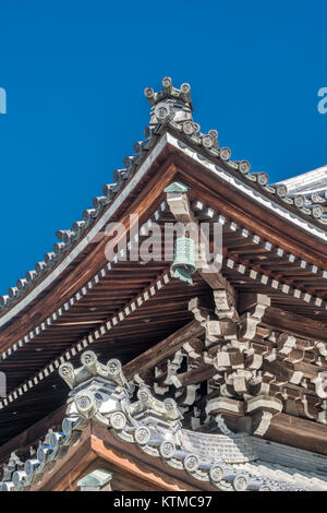 La crête de toit ornements détail de Dharma ou Hall Hall Cérémonie Hatto. Nanzen '' (sud du Zen) inscription en carreaux circulaire. Zuiryusan Nanzenji temple Banque D'Images