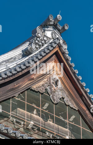 La crête de toit ornements détail de Dharma ou Hall Hall Cérémonie Hatto. Nanzen '' (sud du Zen) inscription en carreaux circulaire. Zuiryusan Nanzenji temple Banque D'Images