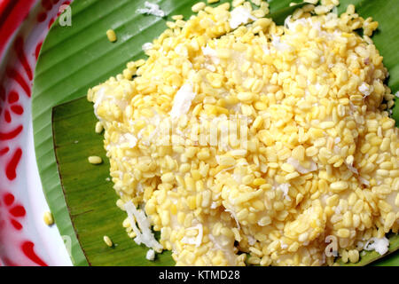 Khanom, pap tua Thai dessert crêpe de riz haricots mungo surmonté de sucre Banque D'Images