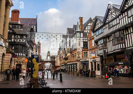 Les piétons marcher le long, Eastgate Street, Chester chester Cheshire UK UK Banque D'Images