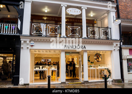 Boutique de bijoux Pandora, brides avant de Chester, Cheshire, Royaume-Uni shopping concept high street cher riches richesse riche Banque D'Images