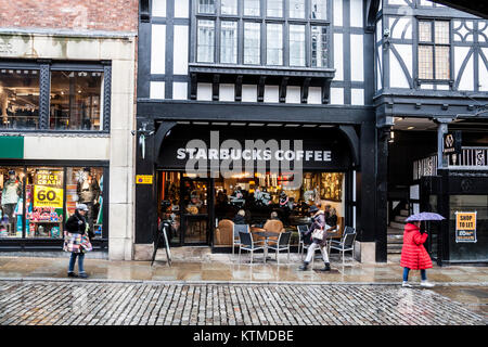 Café Starbucks store front dans un bâtiment de style Tudor, Chester, Cheshire UK Banque D'Images