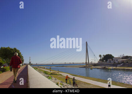 Nouveau pont. Fuengirola, Malaga, Costa del Sol, Andalousie, espagne. Photo prise - 17 décembre 2017. Banque D'Images