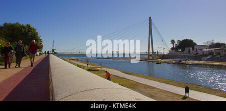 Nouveau pont. Fuengirola, Malaga, Costa del Sol, Andalousie, espagne. Photo prise - 17 décembre 2017. Banque D'Images