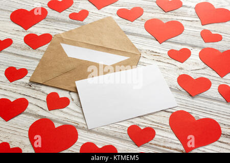 Cœurs voler au-dehors de l'enveloppe. Lettre d'amour. Contexte La Saint-valentin sur fond de bois. Banque D'Images