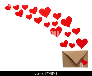 Carte de souhaits St-valentin colorées enveloppes avec coeur. Coeurs rouges se déverse de l'enveloppe isolé sur blanc. Cœurs voler au-dehors de l'enveloppe. L Banque D'Images