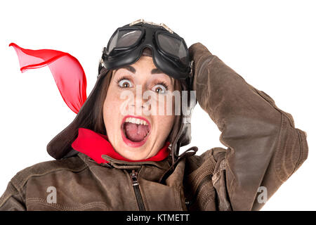 Funny Girl avec rousseur portant un casque, des lunettes et une écharpe rouge Banque D'Images