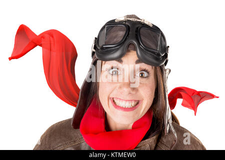 Funny Girl avec rousseur portant un casque, des lunettes et une écharpe rouge Banque D'Images