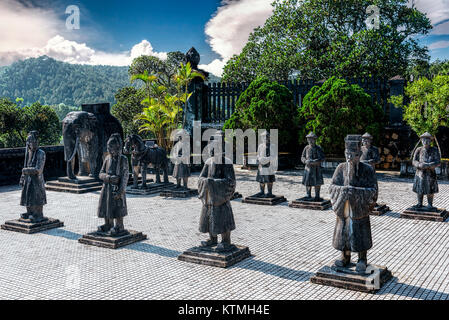 Des statues de guerriers en tombeau Khai Dinh impériale à Hue, Vietnam Banque D'Images