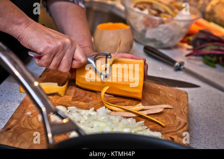 La préparation de soupe à la courge musquée Banque D'Images