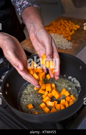 La préparation de soupe à la courge musquée Banque D'Images