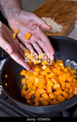La préparation de soupe à la courge musquée Banque D'Images