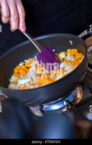 La préparation de soupe à la courge musquée Banque D'Images