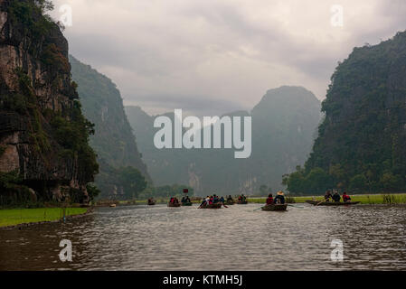 Bateaux à rame sur une rivière sous cast sky au Vietnam Banque D'Images