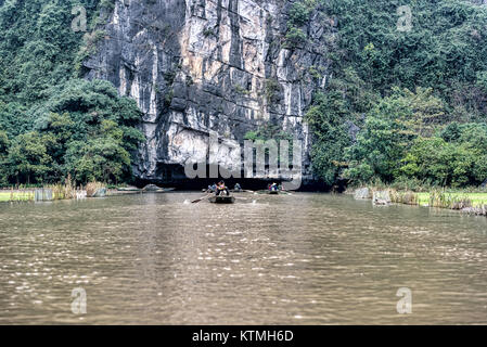 Bateaux aviron dans une caverne sur une rivière au Vietnam Banque D'Images