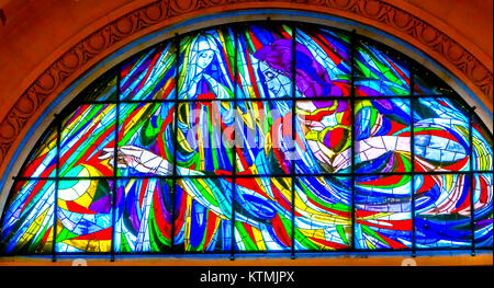 Marie Jésus Christ Monde Vitraux Basilique de Notre-Dame de Rosaire Fatima au Portugal. Création de l'église sur place où trois enfants bergers portugais vu Banque D'Images