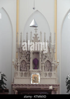 Le maître-autel de l'église de Batenburg, pendant l'observance du jeudi Saint, est traditionnellement décoré d'une croix voilée. Le jeudi Saint marque le début de la période de Pâques et est un jour important dans le calendrier liturgique chrétien, commémorant la dernière Cène et le lavage des pieds des disciples par Jésus. La croix voilée représente à la fois le deuil et la révérence pendant les services de la semaine Sainte. Banque D'Images