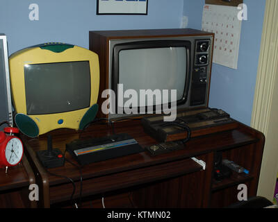 L'Atari 2600jr et l'Intellivision sont des consoles de jeux vidéo emblématiques des années 1980, qui font partie de l'industrie du jeu vidéo. Ces systèmes sont importants pour leur rôle dans l'élaboration de la culture du jeu vidéo et du divertissement à domicile. Banque D'Images