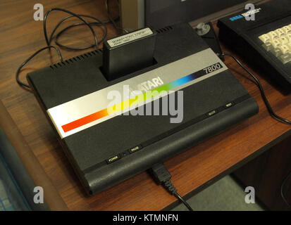 L'Atari 7800 est une console de jeu vidéo maison sortie dans les années 1980, connue pour sa compatibilité avec une large gamme de jeux Atari 2600. Il a été conçu pour des capacités graphiques et audio améliorées, ce qui en fait un choix populaire pour les amateurs de jeux rétro. Banque D'Images